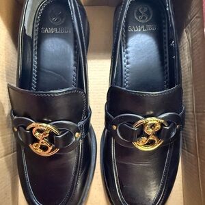 Sam & Libby Black and Gold Women’s Loafer. Has a small scuffs on right shoe